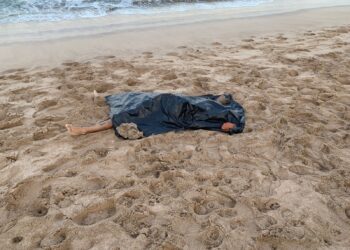 Foráneo que fue “tragado” ayer por el mar, es encontrado sin vida a orillas de la playa del malecón