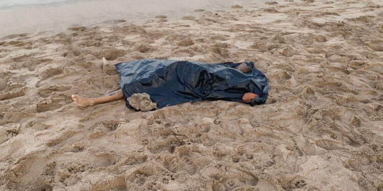 Foráneo que fue “tragado” ayer por el mar, es encontrado sin vida a orillas de la playa del malecón