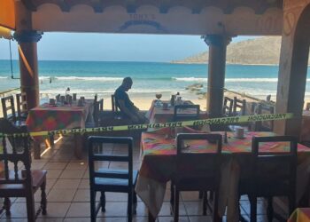 Muere adulto mayor mientras desayunaba en un restaurante junto al mar