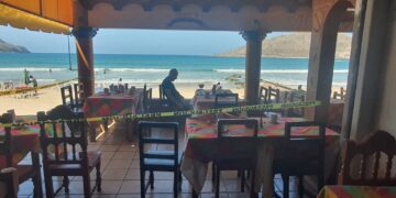 Muere adulto mayor mientras desayunaba en un restaurante junto al mar