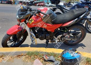 Motociclista resulta con lesiones de gravedad tras chocar contra camioneta al norte de Mazatlán
