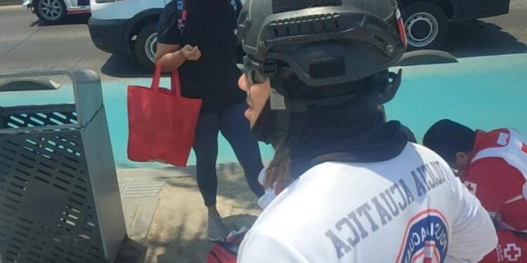 Escuadron de Salvamento Acuático ponen a salvo a cuatro menores de edad y un adulto que presentaron dificultad para salir del mar en dos diferentes intervenciones