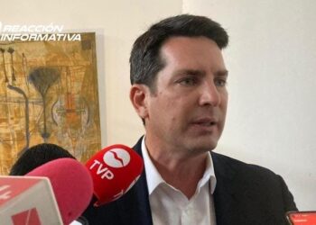 Adelantarán pago a proveedores textileros de uniformes escolares gratuitos