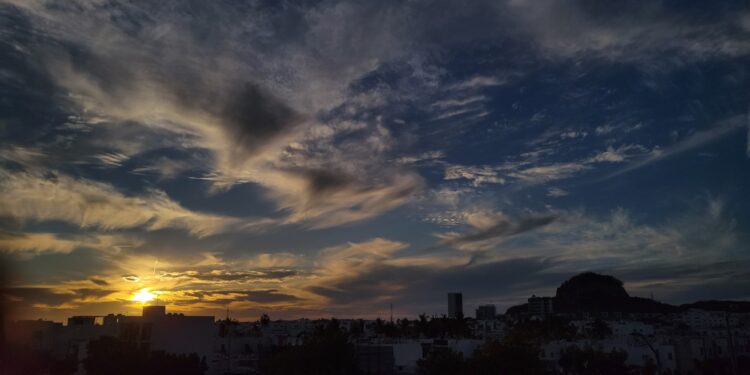 Clima mayormente nublado y cálido para Mazatlán este miércoles