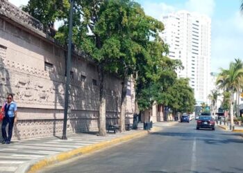 Encuentran hombre inconsciente en pasillo de un hotel de la Zona Dorada; muere minutos después