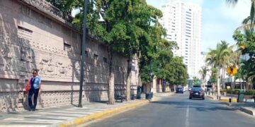 Encuentran hombre inconsciente en pasillo de un hotel de la Zona Dorada; muere minutos después