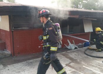 Se incendia aula de primaria de Urías; Bomberos sofocan el fuego