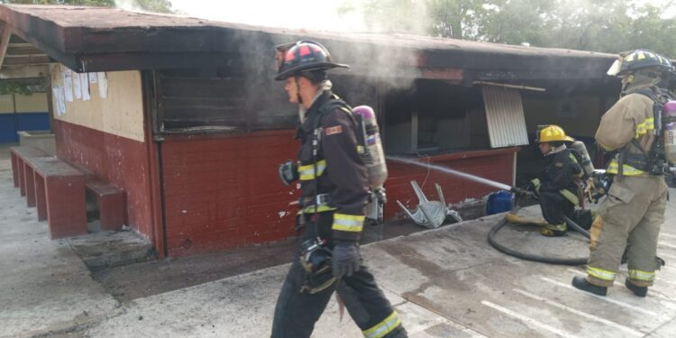 Se incendia aula de primaria de Urías; Bomberos sofocan el fuego