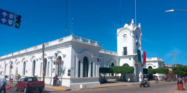 Trabajadores del ayuntamiento de Escuinapa se manifiestan por despido de líder sindical