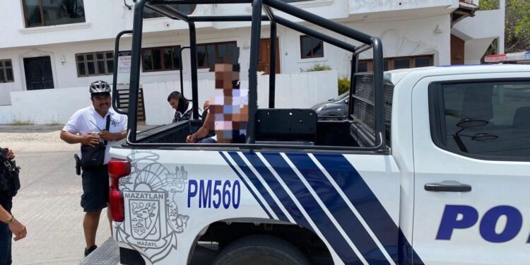 Mujer en estado inconveniente y en zona de riesgo es sacada del mar por Policía Acuática