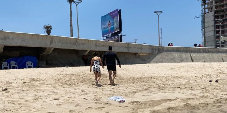 Turista de Monterrey es sacado del mar tras presentar dificultad para salir