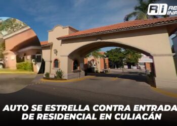 Auto se estrella contra entrada de residencial en Culiacán
