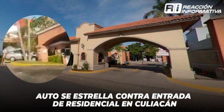 Auto se estrella contra entrada de residencial en Culiacán
