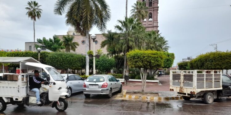 Calles de Escuinapa se ven afectadas por fuertes lluvias