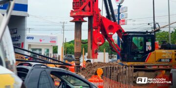Construcción del paso superior de la Colosio avanza lento; usuarios de transporte público y automovilistas, los más afectados
