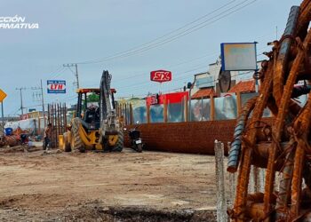 Construcción del paso superior de la Colosio avanza lento; usuarios de transporte público y automovilistas, los más afectados