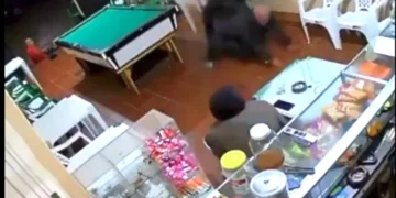 Video: Abuelito Asesina a sus Amigos Porque No lo Ayudaron Cuando Se Cayó