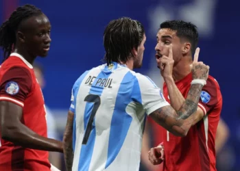Canadá denuncia racismo contra Moïse Bombito tras dura entrada a Messi