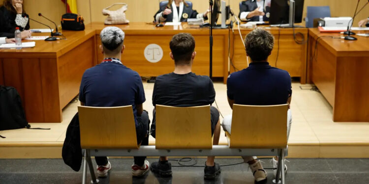 Tres aficionados fueron sentenciados a prisión por actos racistas a Vinicius en Mestalla