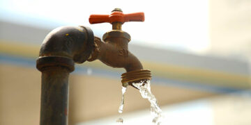 Rotura en la línea de alimentación de agua afecta a varias colonias en Mazatlán