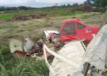 Se desploma avioneta en carretera de Villahermosa; el piloto falleció