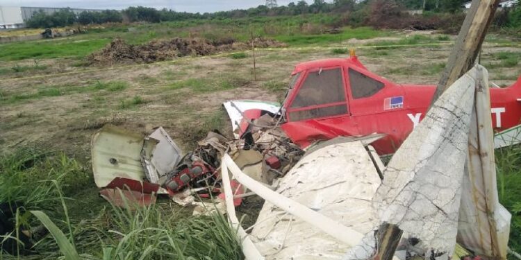 Se desploma avioneta en carretera de Villahermosa; el piloto falleció