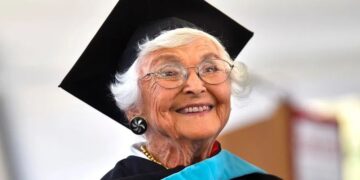 Mujer de 105 años se gradúa de una maestría en Stanford