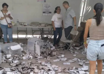 Reportan que sujetos armados destrozaron material electoral en casilla en Querétaro