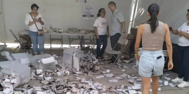 Reportan que sujetos armados destrozaron material electoral en casilla en Querétaro