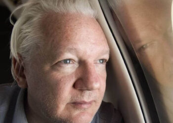 Assange será libre cuando Justicia de EU acepte acuerdo; activista sale de Bangkok