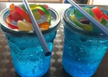 Los ‘azulitos’, la bebida alcohólica de moda que ISSSTE ve como un riesgo a la salud