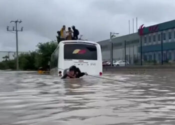 Rescatan a personas de vehículos atrapados por corriente de agua en Coahuila