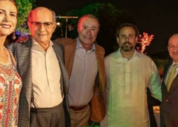Captan al expresidente Carlos Salinas de Gortari junto a Quirino Ordaz
