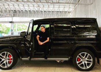 ‘El Peinadito’ resulta lesionado en atentado en lote de autos; Se encuentra grave