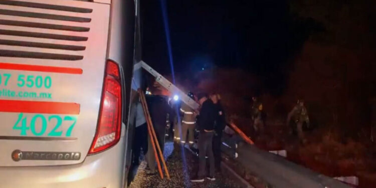 Accidente en Nayarit deja tres muertos y 14 lesionados; viajaban de Tijuana al Edomex