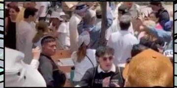 VIDEO || Civiles y Policías se enfrentan por presunto reporte de bomba en casillas de Cuajimalpa en la CDMX