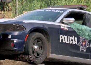 Mujer Roba Patrulla con Todo y Detenido en Tijuana