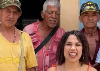 Colombiana presume romance con 7 abuelitos que le dan dinero y le hacen el quehacer
