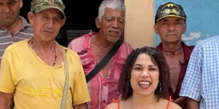 Colombiana presume romance con 7 abuelitos que le dan dinero y le hacen el quehacer