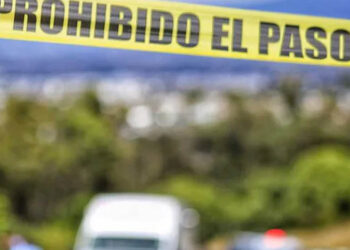 Policías realizan tiros al aire para disuadir a manifestantes en casilla de Oaxaca