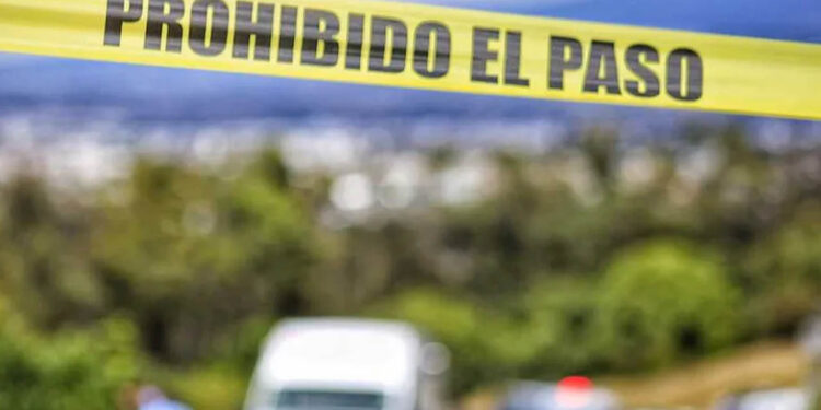 Policías realizan tiros al aire para disuadir a manifestantes en casilla de Oaxaca