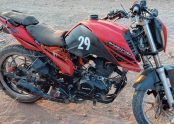Recupera Policía de Investigación motocicleta robada sobre una brecha