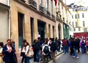 Mexicanos votan en el extranjero y cantan ‘Cielito Lindo’: Largas filas en Madrid, Nueva York y París