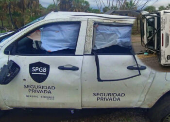 Camioneta choca y vuelca en la Carretera México 15 en Escuinapa