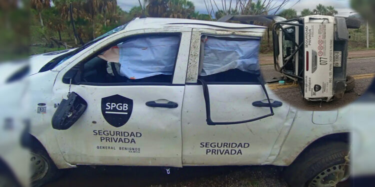 Camioneta choca y vuelca en la Carretera México 15 en Escuinapa