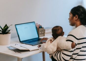 La beca CONAHCYT de 4 mil pesos para madres solteras. ¿Cómo pedirla?
