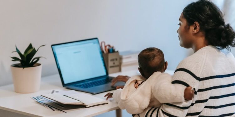 La beca CONAHCYT de 4 mil pesos para madres solteras. ¿Cómo pedirla?