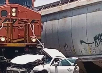 Madre y su Hijo de 3 Años Mueren Embestidos por el Tren en Anáhuac, Nuevo León