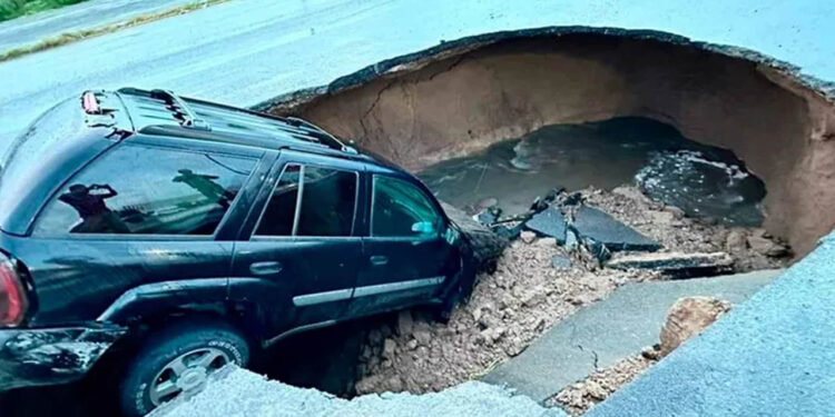 Abuelito Cae con su Camioneta a Enorme Socavón en Nuevo Laredo