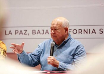 Gobernador de Baja California Sur, Víctor Castro, sufre accidente aéreo